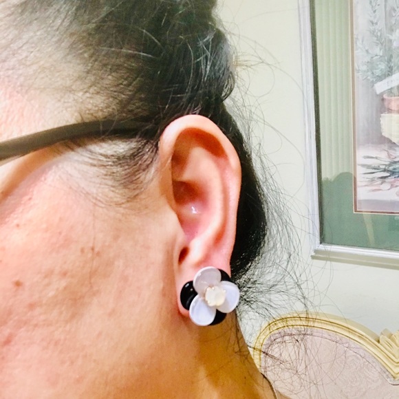 Kate Spade Pick a Posy Rose Black White Flower - Picture 4 of 4